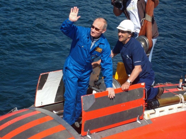 Владимир Путин готовится к погружению на дно Байкала в глубоководном аппарате «Мир-2». Фото: Reuters / Scanpix