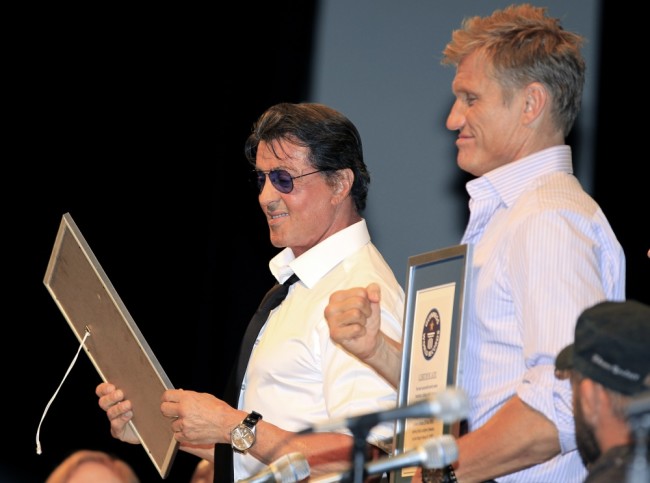 Сильвестр Сталлоне (слева) и Дольф Лундгрен на вручении премии от Книги рекордов Гиннеса за фильм «Рокки», ставший самой успешной спортивной кинофраншизой в истории. Фото Reuters/Scanpix