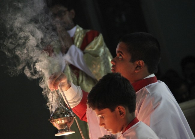 Мальчики держат кадила с благовониями во время Рождественской мессы. REUTERS/Stringer (INDIA - Tags: RELIGION SOCIETY)