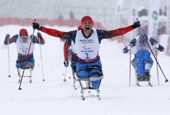 Роман Петушков выигрывает золотую медаль Паралимпиады в Сочи. Фото: Reuters / Scanpix