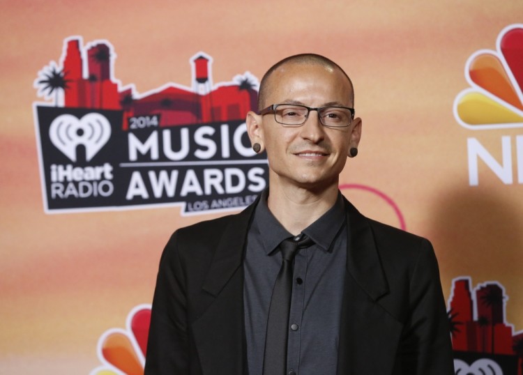 Musician Chester Bennigton from Linkin Park poses backstage during the iHeartRadio Music Awards in Los Angeles, California May 1, 2014.   REUTERS/Mario Anzuoni (UNITED STATES  - Tags: ENTERTAINMENT)    (iheartradio-Backstage)