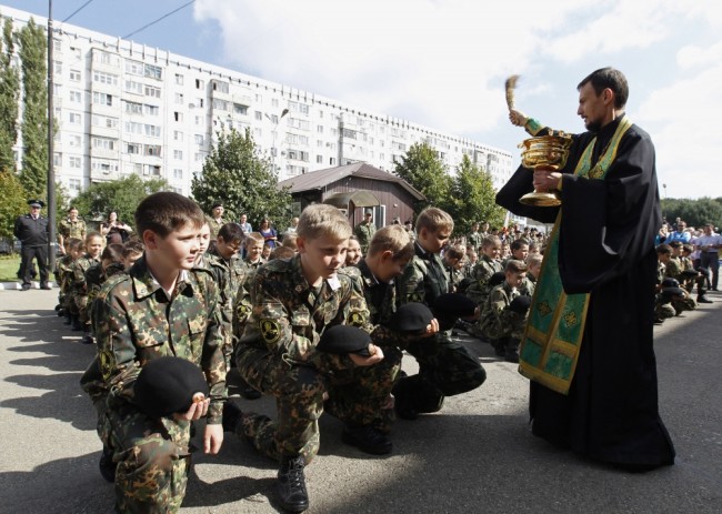 Священник РПЦ благословляет кадетов школы имени генерала Ермолова в Ставрополе. Фото Reuters/Scanpix