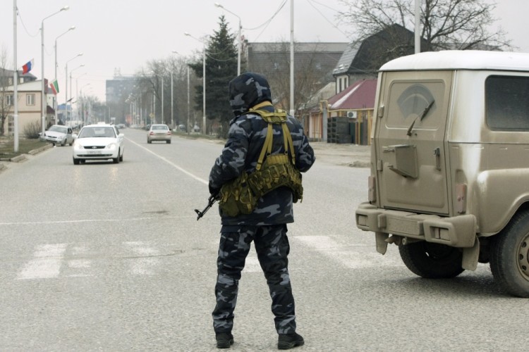 Сотрудник МВД Чечни во время контртеррористической операции. Фото: Reuters / Scanpix
