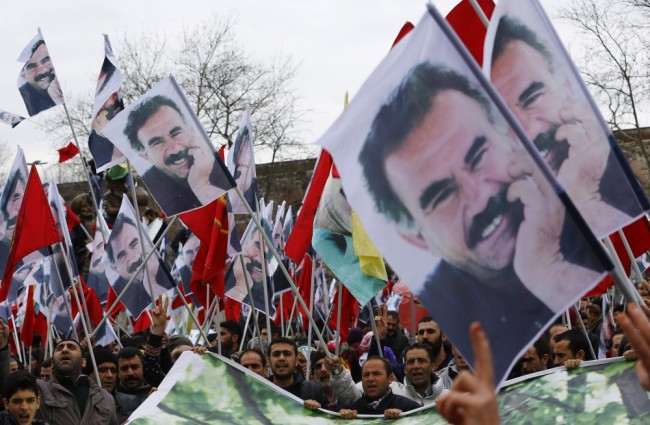 Курдские демонстранты с портретами Абдуллы Оджалана. Фото Reuters/Scanpix