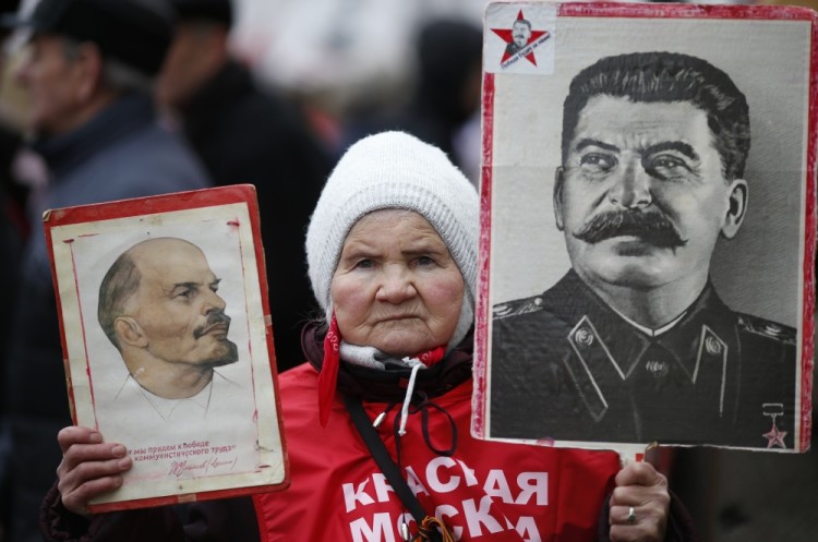 Сторонница КПРФ с портретами Ленина и Сталина. Фото: Reuters / Scanpix