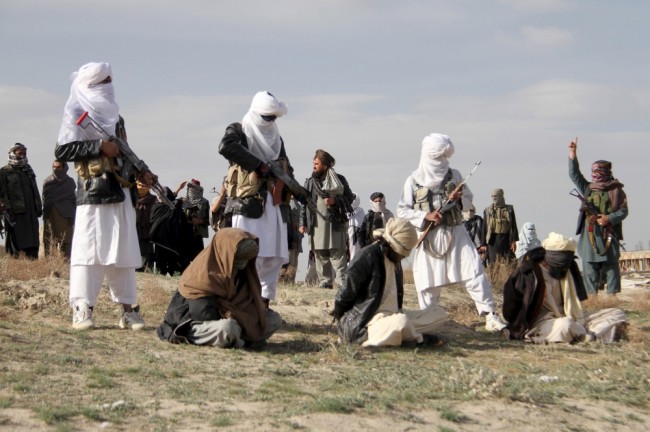 Талибы казнят трех человек, обвиненных в грабежах. Фото REUTERS/Scanpix