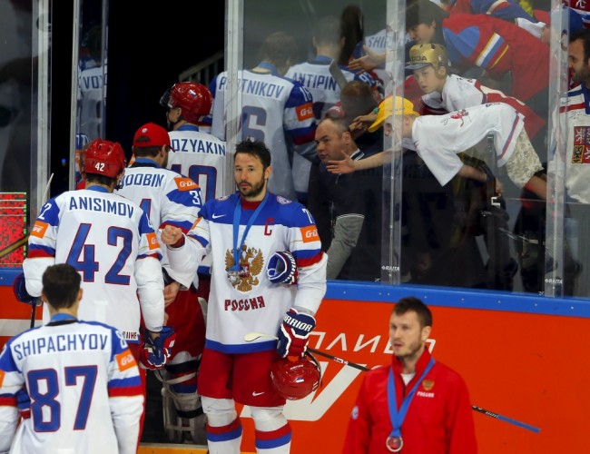 Российские хоккеисты покидают ледовую арену после поражения в финале ЧМ-2015. Фото REUTERS/Scanpix