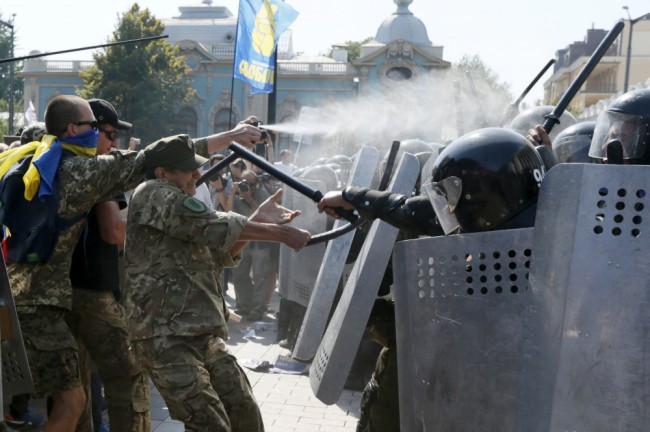 Штурм здания Верховной рады Украины, 31 августа 2015 года. Фото Reuters/Scanpix