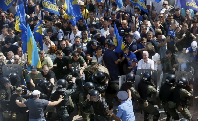 Штурм здания Верховной рады Украины, 31 августа 2015 года. Фото Reuters/Scanpix