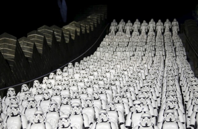 Пятьсот штурмовиков на ступенях Великой китайской стены во время промо акции 7 части. Фото Reuters/Scanpix