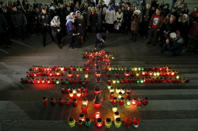 224 свечи на Дворцовой площади в Санкт-Петербурге в память о погибших на A321. Фото Reuters/Scanpix