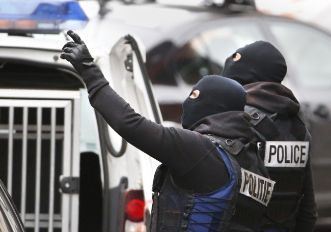 Бельгийские полицейские во время рейда. Моленбек. Фото REUTERS/Scanpix.