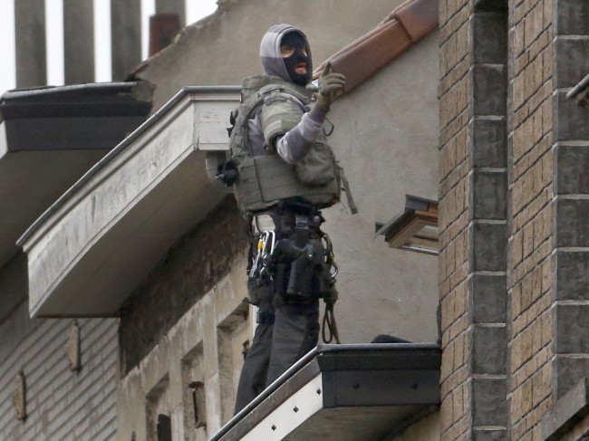 Боец бельгийского полицейского спецназа во время спецоперации. Фото REUTERS/Scanpix.