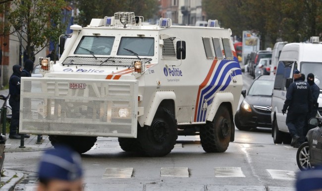 Бронированный автомобиль бельгийской полиции.  Моленбек. Фото REUTERS/Scanpix.