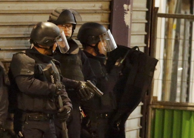 Французский полицейский спецназ. Сен-Дени. Пригород Парижа. Фото REUTERS/Scanpix