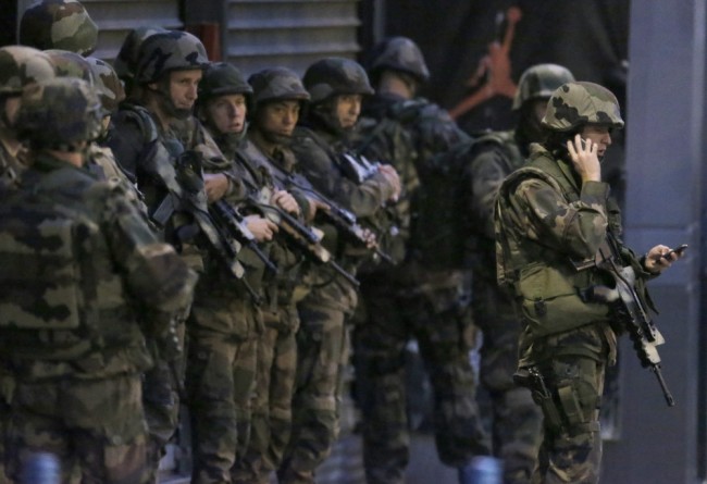 Французские военные после перестрелки в Сен-Дени. Пригород Парижа. Фото REUTERS/Scanpix