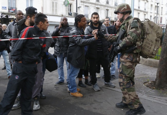 Французский солдат проверяет документы. Сен-Дени. Пригород Парижа. Фото REUTERS/Scanpix