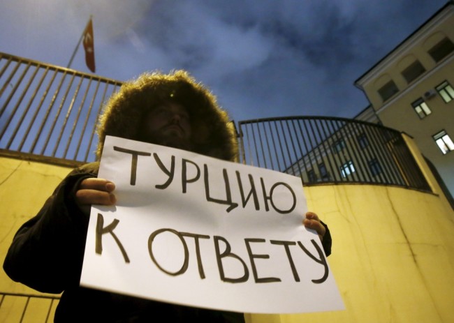 Протестующий около Турецкого Посольства в Москве. Фото REUTERS/Scanpix