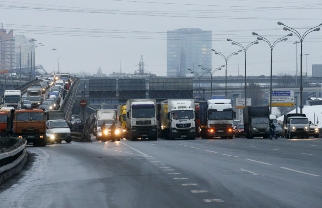 Фуры дальнобойщиков на перекрытом ГИБДД участке МКАД 4 декабря 2015 года. Фото REUTERS/Scanpix