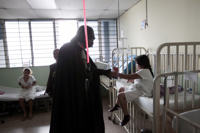 Косплеер одетый в костюм Дарта Вейдера беседует с детьми в в больнице Бенджамин Блум.  Фото REUTERS/Scanpix