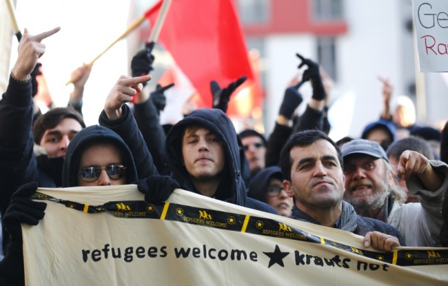 Противники анти-иммиграционного движения PEDIGA во время акции протеста в Кельне. Фото REUTERS/Scanpix 