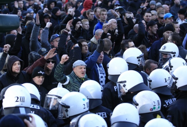 Полиция и сторонники анти-имиграционного правого движения PEDIGA Фото REUTERS/Scanpix