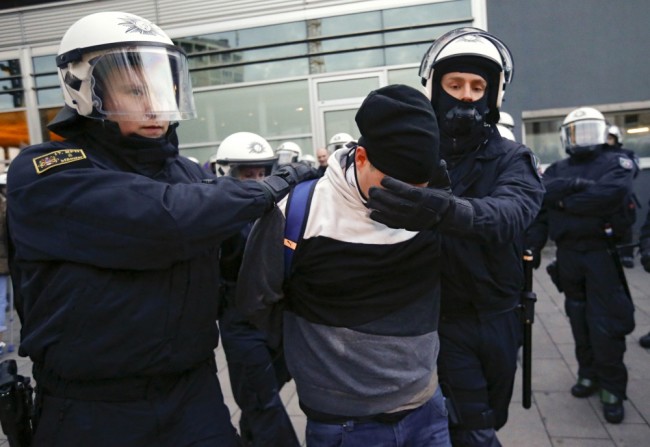 Полиция задержала участника анти - иммиграционного правого движения PEDIGA   во время акции протеста 9 декабря. Фото REUTERS/Scanpix
