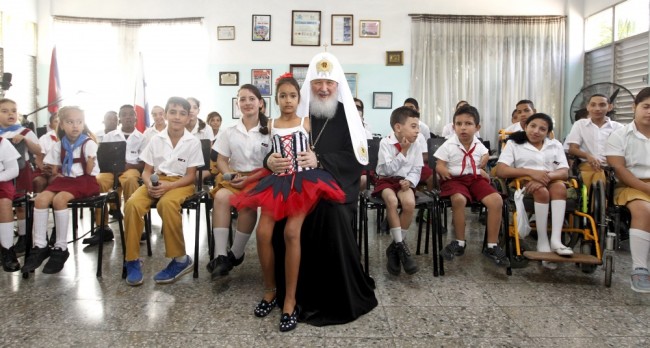 Патриарх Кирилл посещает школу для детей с особыми нуждами «Солидарность с Панамой» в Гаване. Фото Reuters/Scanpix