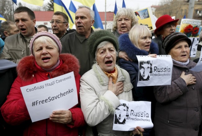 Protesters hold a rally in support of former Ukrainian army pilot Nadezhda Savchenko near the Russian embassy in Kiev, Ukraine, March 9, 2016. REUTERS/Valentyn Ogirenko        EDITORIAL USE ONLY. NO RESALES. NO ARCHIVE