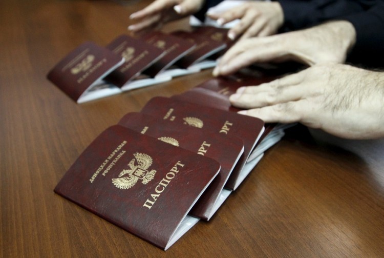 Паспорта ДНР. Фото REUTERS/Scanpix
