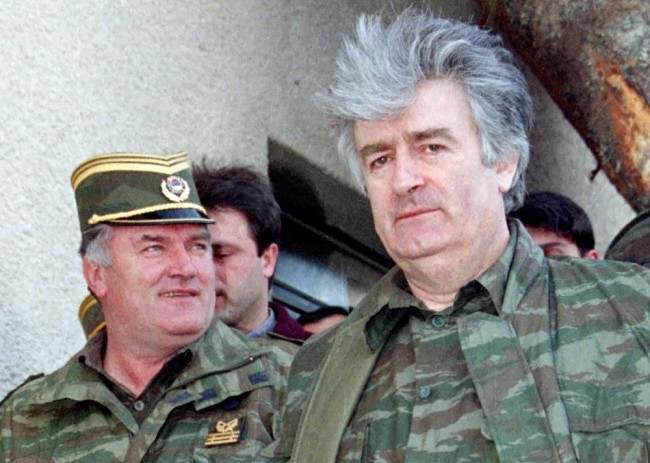 Радован Караджич (справа) и Ратко Младич в апреле 1995 года. Фото Reuters/Scanpix