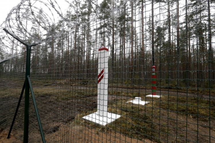 Защитная ограда на границе России и Латвии. Фото Reuters/Scanpix