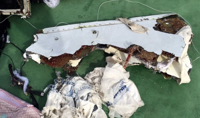 Найденные обломки и вещи с самолета A320 авиакомпании EgyptAir. Фото Reuters/Scanpix