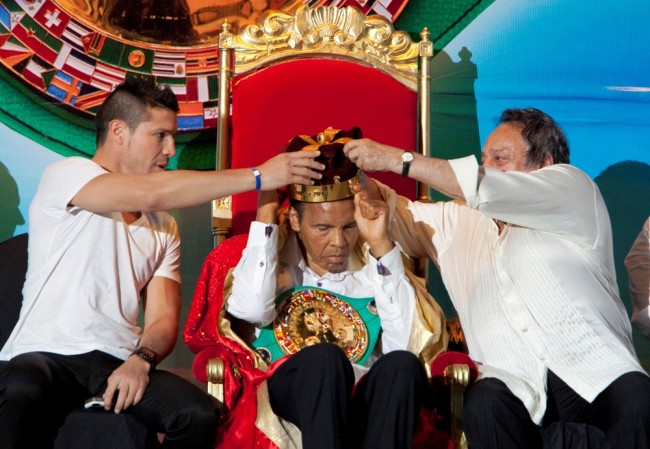Мохаммед Али получает корону «Короля бокса» в 2012 году. Фото Reuters/Scanpix