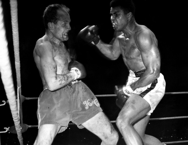 Еще один бой с Генри Купером — Мохаммед Али отстаивает звание чемпиона мира в тяжелом весе в 1966 году.  Action Images/Scanpix