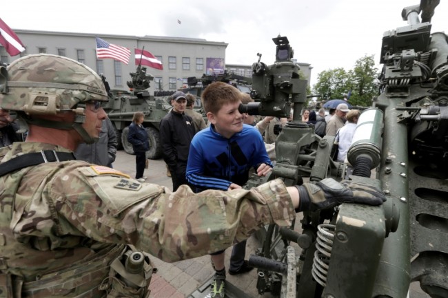 Демонстрация американской военной техники в Даугавпилсе. Фото Reuters/Scanpix