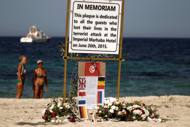 Знак в память о жертва теракта 26 июня 2015 года на пляже в Тунисе. Фото: Reuters / Scanpix