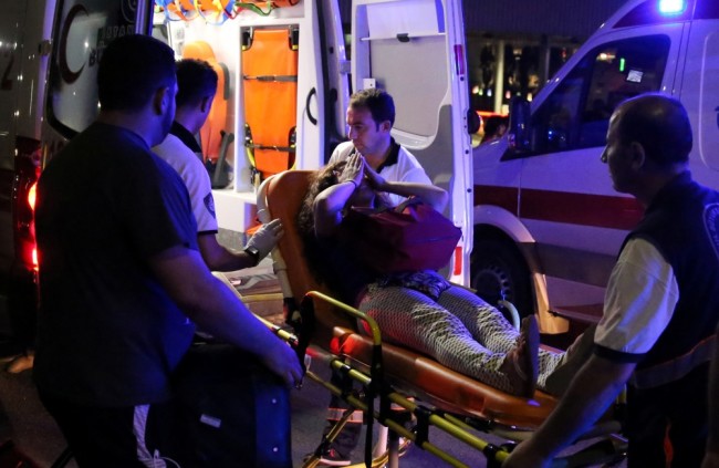 Пострадавший во время терактов в аэропорту Стамбула. Фото REUTERS/ Scanpix