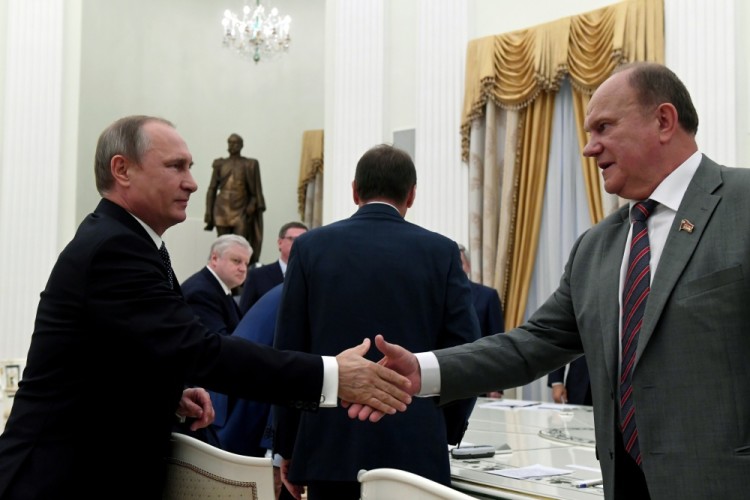 Владимир Путин (слева), Геннадий Зюганов (справа),  Сергей Миронов (на заднем плане). Фото Reuters/Scanpix