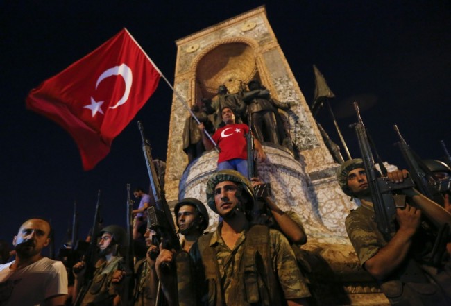 Турецкие военные на площади Таксим в Стамбуле. Фото Reuters.