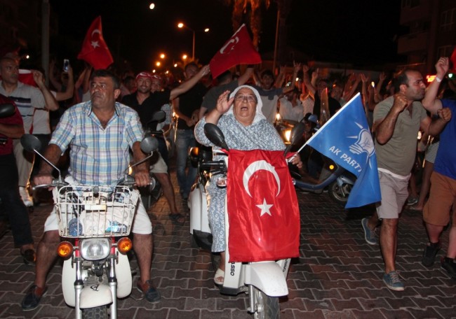 Жители Турции с национальными флагами в Мармарисе. Фото Reuters/Scanpix