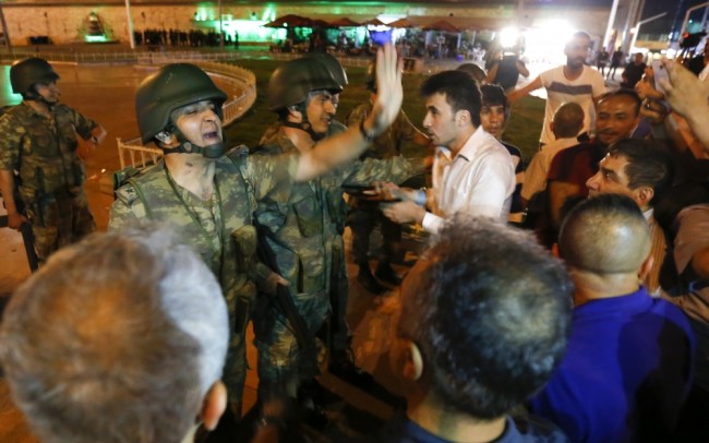 Турецкие военные объясняют обстановку жителям Стамбула. Фото Reuters/Scanpix