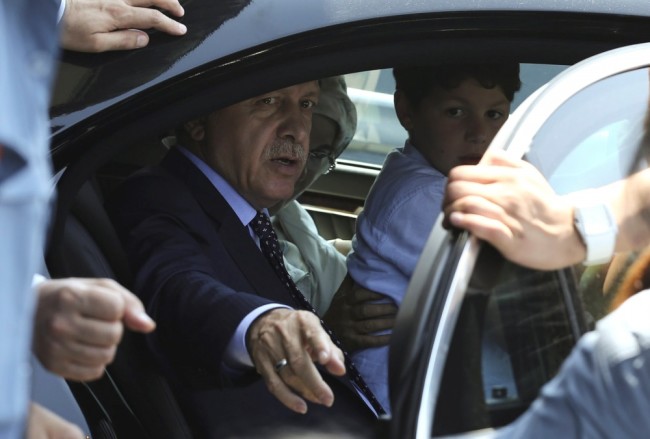 Президент Турции Реджеп Эрдоган вместе с членами своей семьи в машине у аэропорта в Стамбуле. Фото Reuters/Scanpix