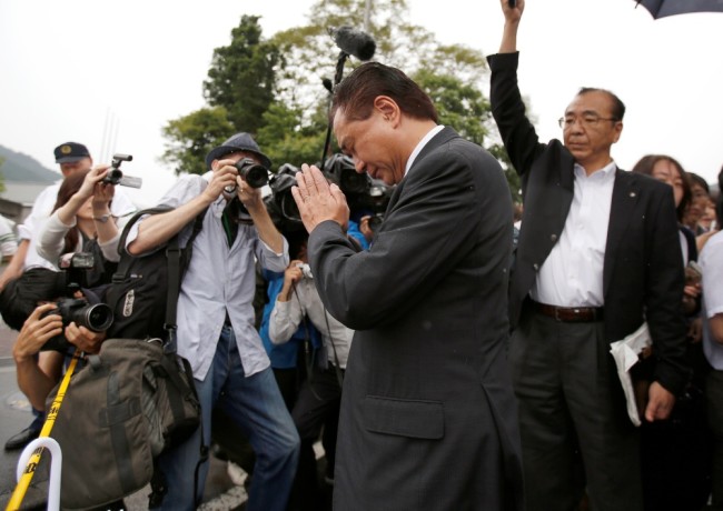 Губернатор префектуры Канагава Юджи Куроива прибыл на место преступления. Фото: Reuters / Scanpix