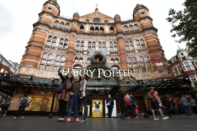 Рядом с театром в Вест-Энде, где все готово к премьере спектакля о Гарри Поттере. Фото: Reuters / Scanpix