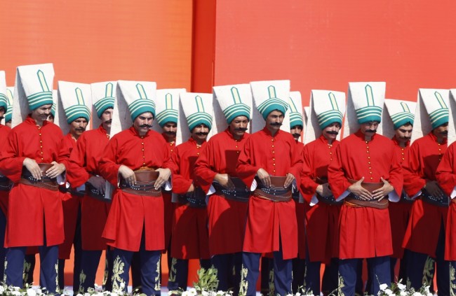 Костюмированное представление в Стамбуле, участники которого оделись музыкантами янычарского оркестра. Фото Reuters/Scanpix