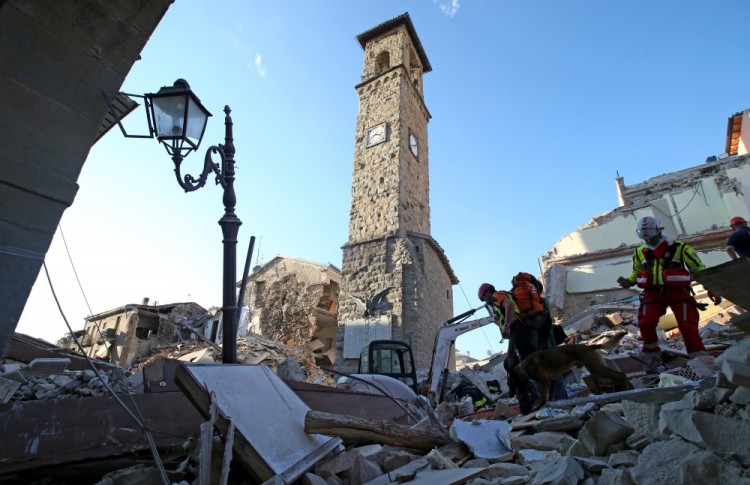 Городская башня с часами — одно из немногих сооружений, сохранившихся в Аматриче. Время остановилось ровно в момент землетрясения — в 3:40. Фото: Reuters / Scanpix