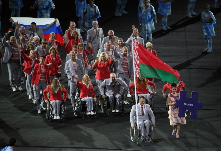 Белорусские спортсмены на церемонии открытия несли два флага. Фото: Reuters / Scanpix