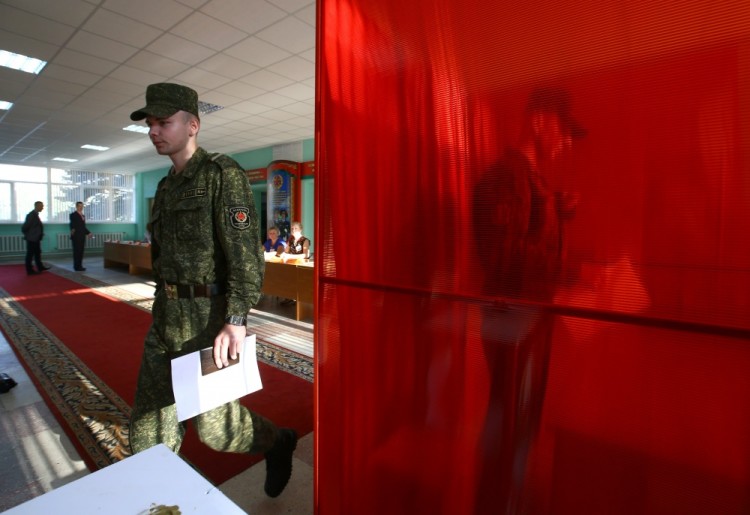 Явка среди военнослужащих, очевидно, была близка к 100%. Фото: Reuters / Scanpix