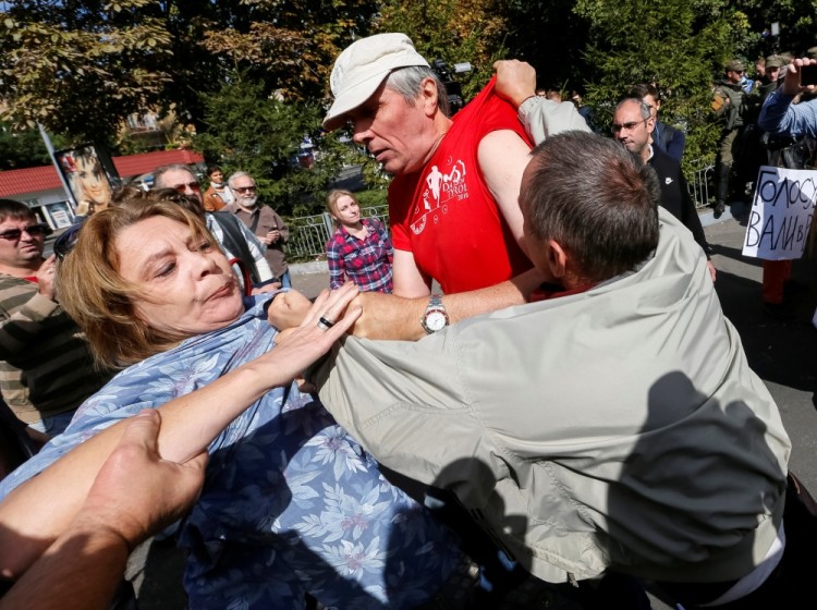 Столкновения у посольства России в Киеве. Фото Reuters/Scanpix